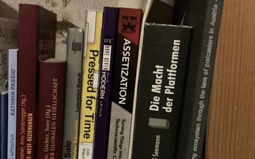 Bücherregal mit „Assetization“
